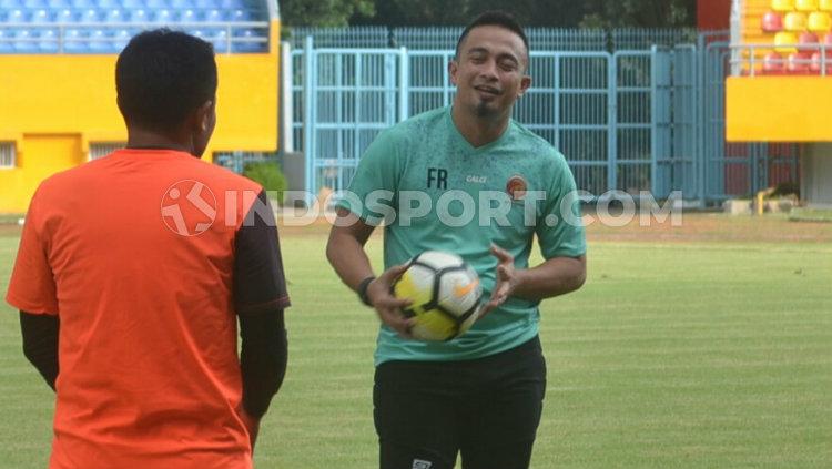 Pelatih Kiper Sriwijaya FC Ferry Rotinsullu yang kini didaftarkan menjadi kiper ketiga Sriwijaya FC saat berkomunikasi dengan kiper lain. (Muhammad Effendi/INDOSPORT)