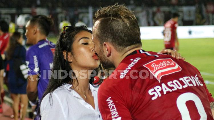 Istri penyerang Bali United Ilija Spasojevic, Lelhy Arief Copyright: Nofik Lukman Hakim/INDOSPORT