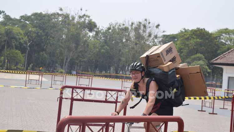 Sliri adalah kurir sepeda asal Swedia, yang mengikuti event Cargo Race di CMWC 2019 Jakarta, Gambir Expo, Minggu (25/8/19). - INDOSPORT