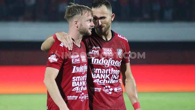 Dua penyerang Bali United, Ilija Spasojevic (kanan) dan Melvin Platje (kiri) saat berbincang usai laga melawan Arema FC, Sabtu (24/8/19). Foto: Nofik Lukman Hakim