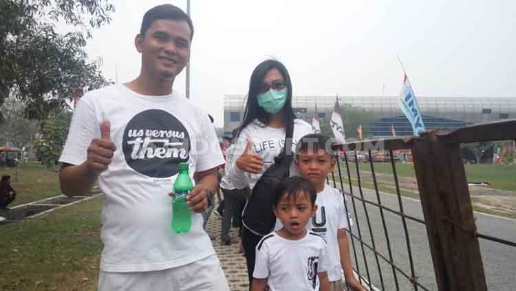 Bapak Rabil beserta istri dan dua anaknya antusias menonton secara langsung Honda Dream Cup Pekanbaru 2019, Minggu (25/08/19), di Sirkuit Stadion Sport Center, Rumbai.
