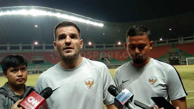 Pelatih Timnas Indonesia, Simon McMenemy saat memberikan keterangan kepada wartawan.