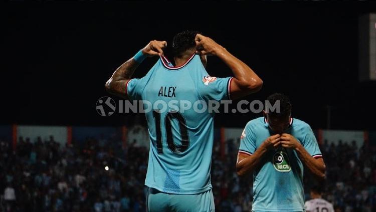Selebrasi Alex Dos Santos Goncalves usai mencetak gol pada pertandingan Liga 1 2019 antara Persela Lamongan vs Tira-Persikabo, Minggu (25/8/19)