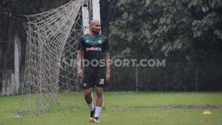 Momen lebaran menjadi saat yang ditunggu kiper klub Liga 1 Persela Lamongan, Alfonsius Kelvan.