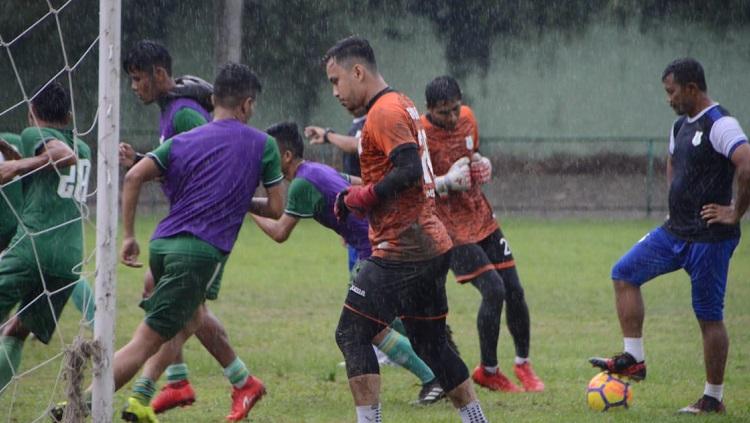 Meski hujan dan baru bertanding kemarin, skuat PSMS Medan menggelar latihan rutin di Stadion Kebun Bunga, Medan, Minggu (25/8/19) sore. Foto: Aldi Aulia Anwar/INDOSPORT