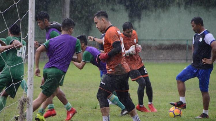 Meski hujan dan baru bertanding kemarin, skuat PSMS Medan menggelar latihan rutin di Stadion Kebun Bunga, Medan, Minggu (25/8/19) sore. Foto: Aldi Aulia Anwar/INDOSPORT - INDOSPORT