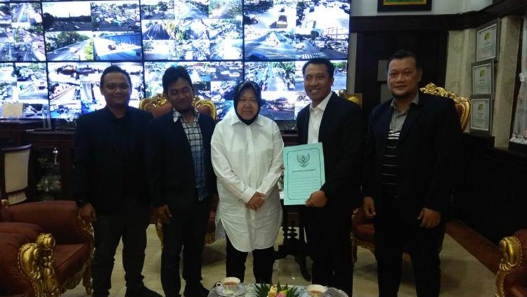 Pengurus PSSI Jawa Timur bertemu Walikota Surabaya, Tri Rismaharini, Senin (26/8/19).