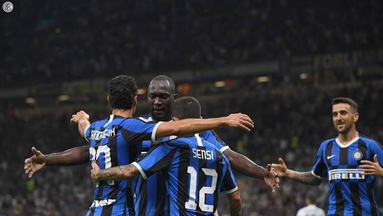 Romelu Lukaku dan sejumlah pemain merayakan gol dalam laga Inter Milan vs Lecce di Serie A Italia 2019/20, Selasa (27/08/19). Copyright: Twitter/@Inter_en