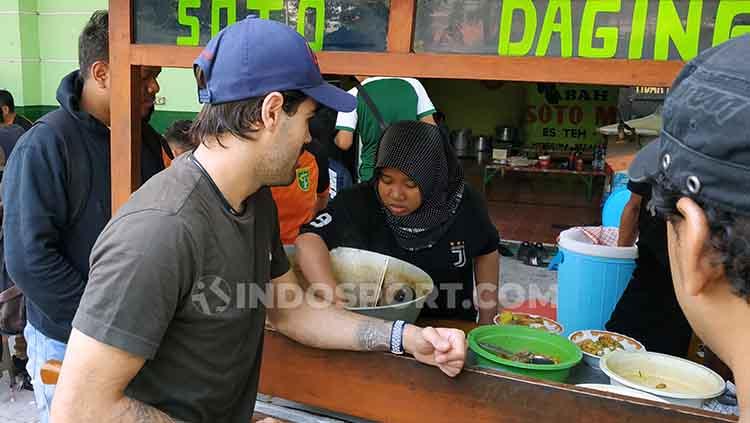 Aryn Williams sarapan soto daging setelah latihan di Stadion Gelora Delta, Sidoarjo. Selasa (27/8/19). Copyright: Fitra Herdian/INDOSPORT