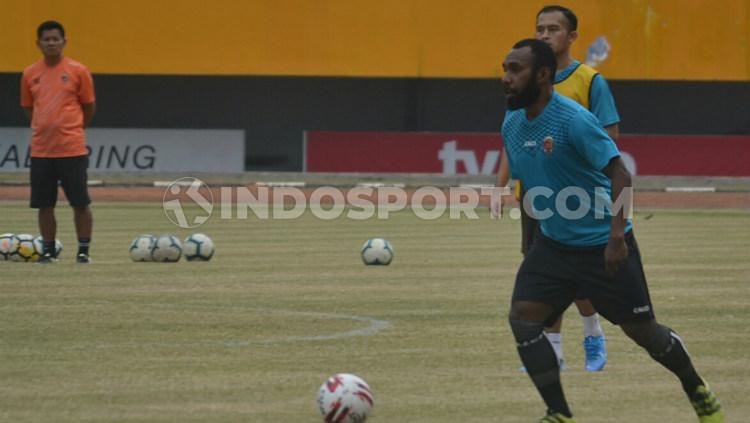 Gelandang anyar Sriwijaya FC, Nerius Alom, menjalani sesi latihan perdananya di Stadion Gelora Sriwijaya Jakabaring Palembang