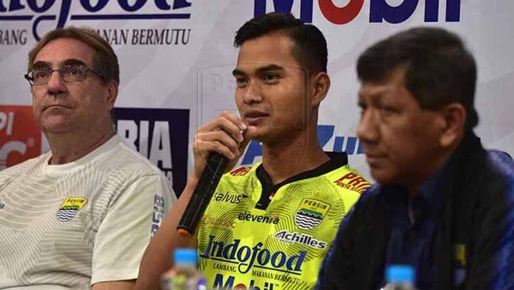 Dhika Bayangkara dalam jumpa pers bersama Persib Bandung. Copyright: persib.co.id