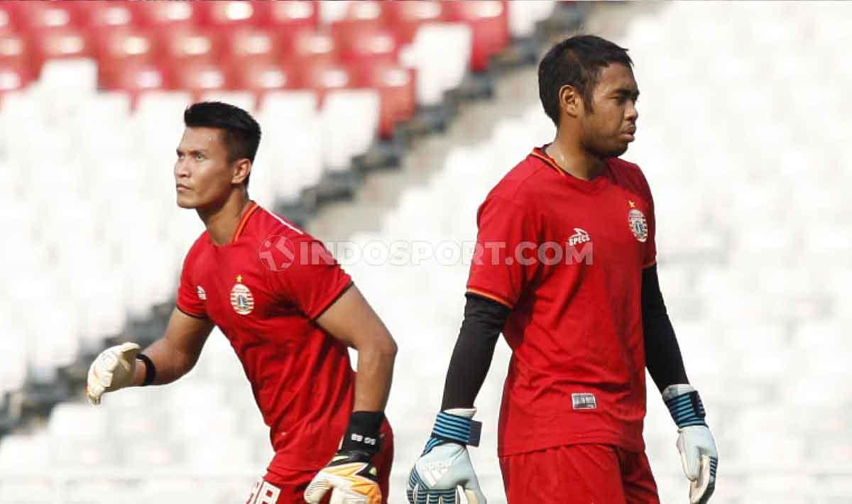Dua kiper Persija, Shahar Ginanjar dan Adiksi Lenzivio berlatih bersama tim Persija jelang laga Liga 1 melawan PSM Makassar di Stadion GBK Senayan, Jakarta, Selasa (27/08/19). Foto: Herry Ibrahim/INDOSPORT