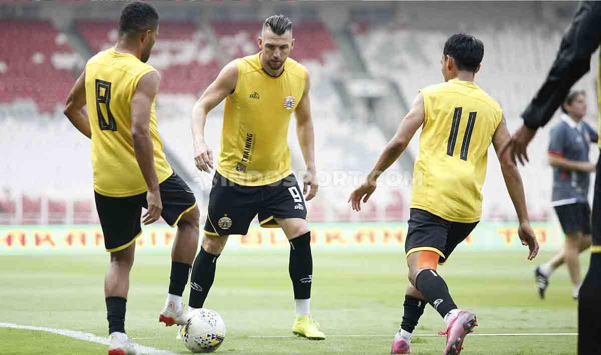 Latihan tim Persija jelang laga Liga 1 melawan PSM Makassar di Stadion GBK Senayan, Jakarta, Selasa (27/08/19). Foto: Herry Ibrahim/INDOSPORT