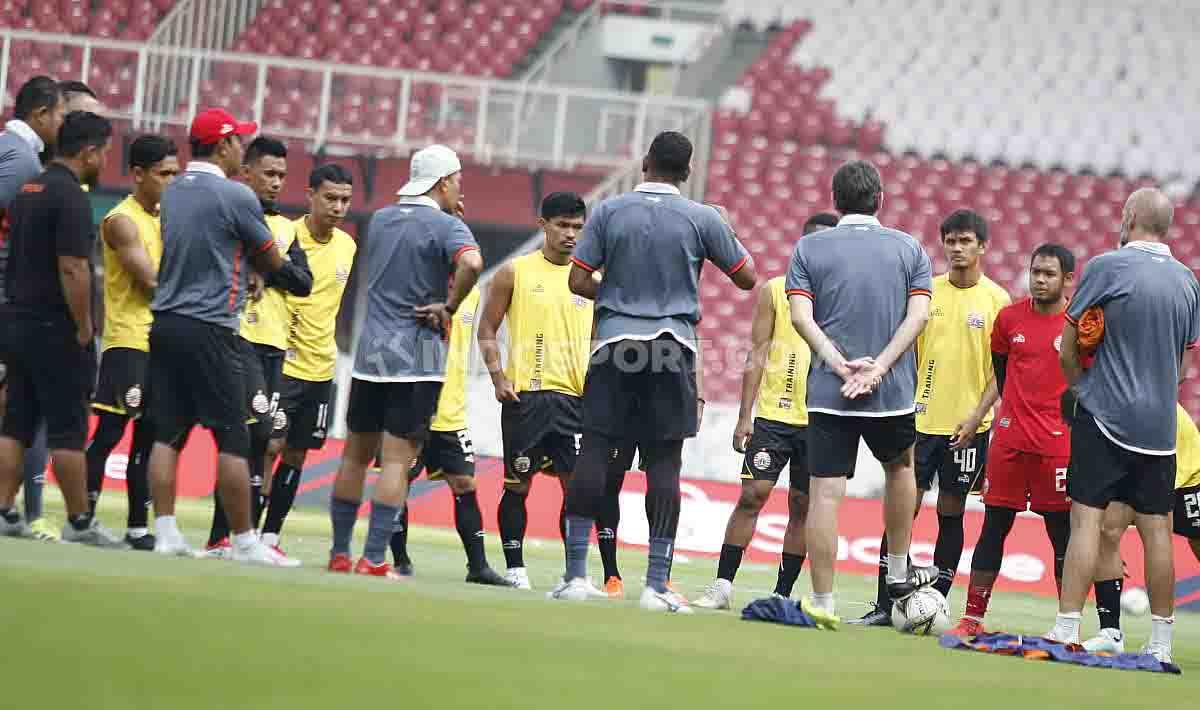Para pemain Persija Jakarta melakukan briefing sebelum menggelar latihan jelang laga Liga 1 melawan PSM Makassar di Stadion GBK Senayan, Jakarta, Selasa (27/08/19). Foto: Herry Ibrahim/INDOSPORT