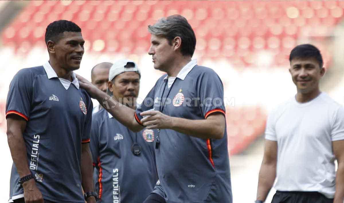 Pelatih Julio Banuelos dan asistennya Antonio Claudio berdiskusi saat latihan tim Persija jelang laga Liga 1 melawan PSM Makassar di Stadion GBK Senayan, Jakarta, Selasa (27/08/19). Foto: Herry Ibrahim/INDOSPORT