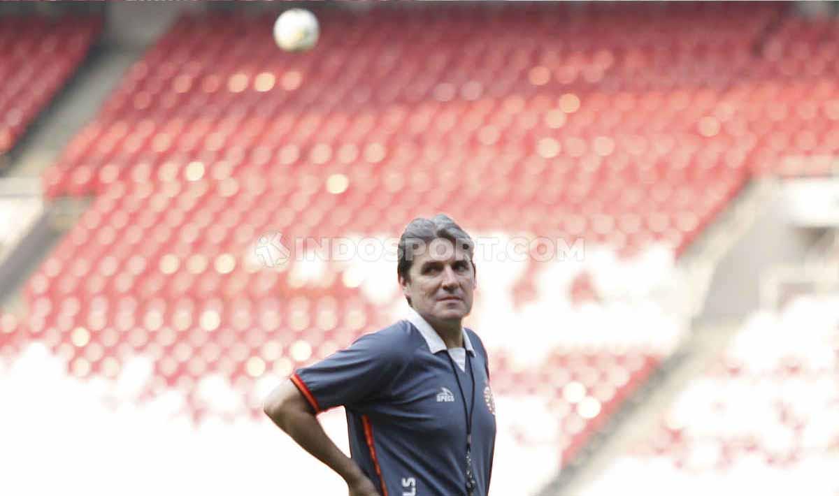 Pelatih Persija, Julio Banuelos saat memimpin timnya berlatih jelang laga Liga 1 melawan PSM Makassar di Stadion GBK Senayan, Jakarta, Selasa (27/08/19). Foto: Herry Ibrahim/INDOSPORT