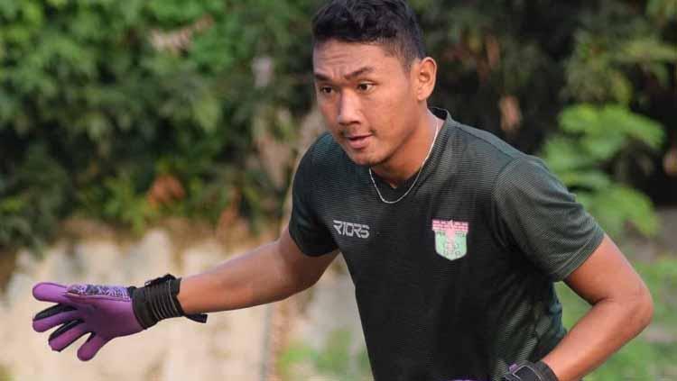 Kiper klub Liga 1 Persita Tangerang, Yogi Triana melakukan perubahan posisi bermain yang ekstim saat laga uji coba lawan Selebritis FC, empat hari lalu. - INDOSPORT