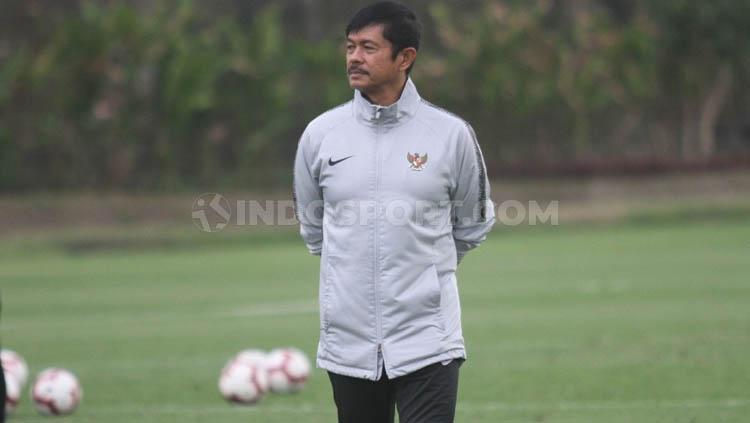 Indra Sjafri mengawasi skuat Timnas Indonesia U-22 saat menjalani latihan di Lapangan YIS, Sleman, Selasa (27/08/19) pagi. Foto: Ronald Seger Prabowo/INDOSPORT Copyright: Ronald Seger Prabowo/INDOSPORT