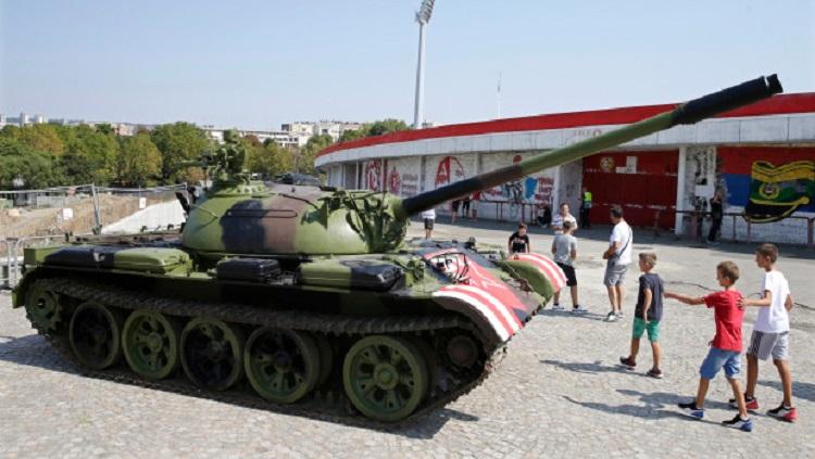 Fans Red Star Belgrade membawa tank ke stadion jelang laga kualifikasi Liga Champions melawan Young Boys, Rabu (28/08/19) WIB.