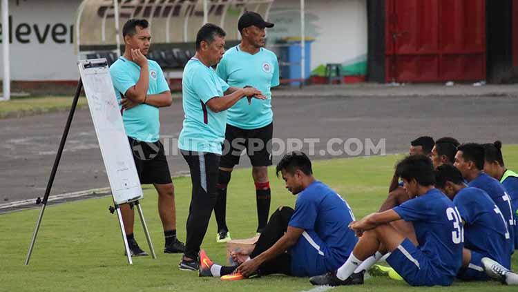 Pelatih Sulut United, Herry Kiswanto saat memberikan pemahaman pada para pemain.