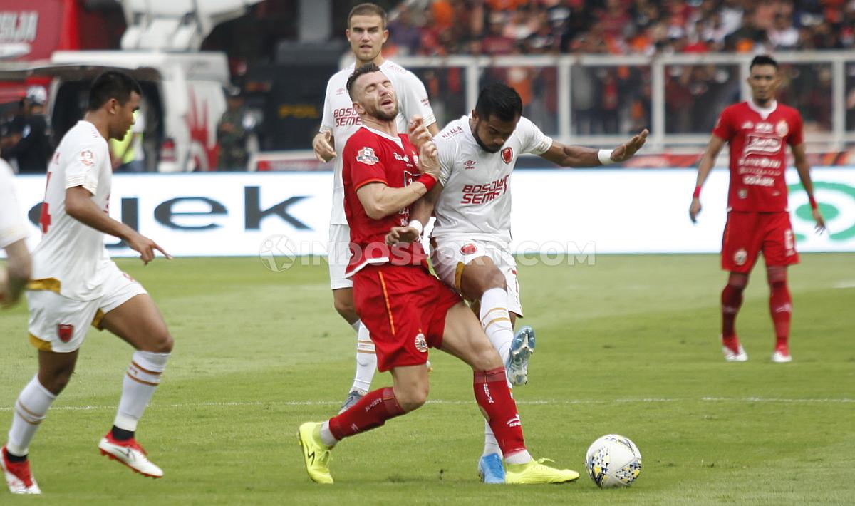 Marko Simic dan Zulham Zamrun berebut bola di laga Persija vs PSM. Copyright: Herry Ibrahim/INDOSPORT