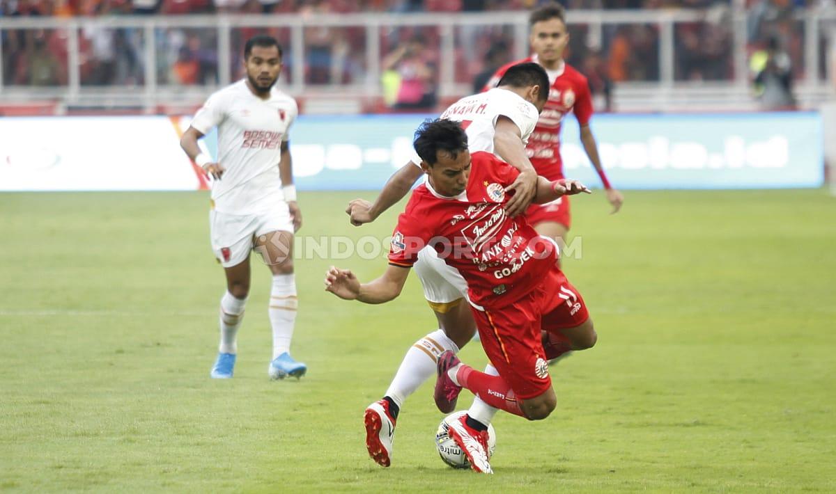 Novri Setiawan dan Zulham Zamrun memperebutkan bola di laga Persija vs PSM. Copyright: Herry Ibrahim/INDOSPORT