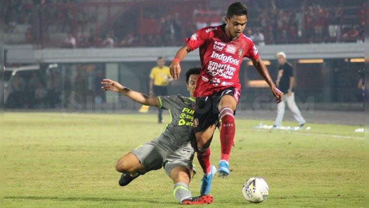 Miftahul Hamdi ditekel pemain lawan pada laga Bali United vs Borneo FC di Liga 1 2019, Rabu (28/08/19). Copyright: Nofik Lukman Hakim/INDOSPORT