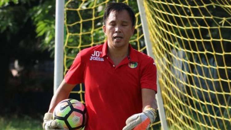 Pelatih kiper Mitra Kukar Joice Sorongan. Copyright: Donny Aditya/Kaltim Post