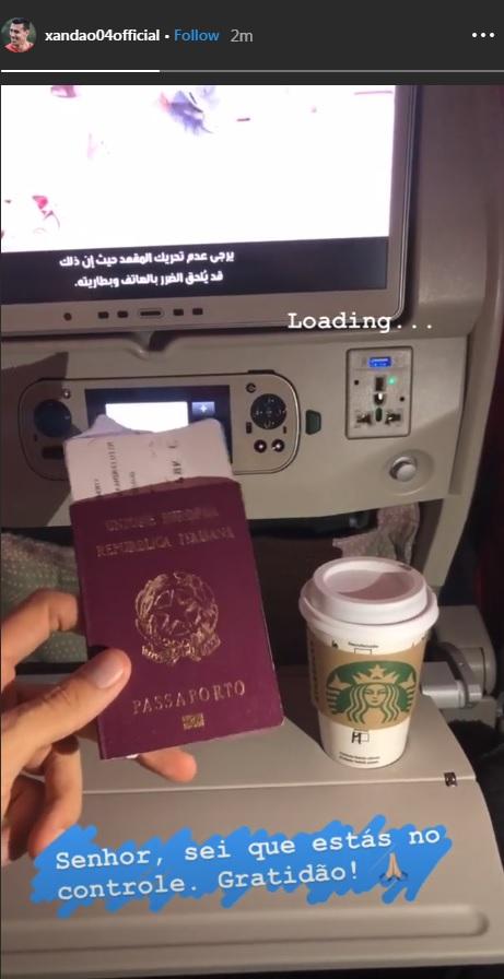 Pemain asal Brasil, Alexandre Reame Xandao, menunjukkan paspornya. Digosipkan akan ke Persija. Copyright: Instagram.com/xandao04official