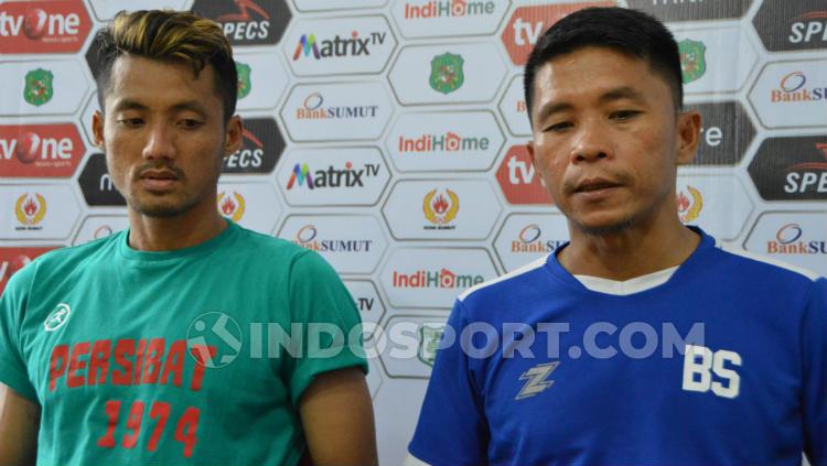 Pelatih Persibat Batang, Bona Simanjuntak (kanan) dan pemainnya, Dani Marvelous (kiri), dalam temu pers usai pertandingan, Rabu (28/8/2019). (Foto: Aldi Aulia Anwar/INDOSPORT)