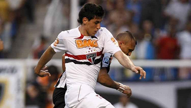 Xandao (depan) saat duel dengan Edno pada laga di Engenhao Stadium (12/09/10). Buda Mendes/LatinContent via Getty Images Copyright: Buda Mendes/LatinContent via Getty Images