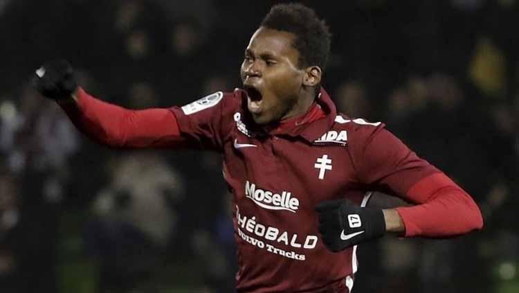 Striker Metz FC, Habib Diallo, memilih tinggal ketimbang hijrah ke klub Liga Inggris, Chelsea. - INDOSPORT