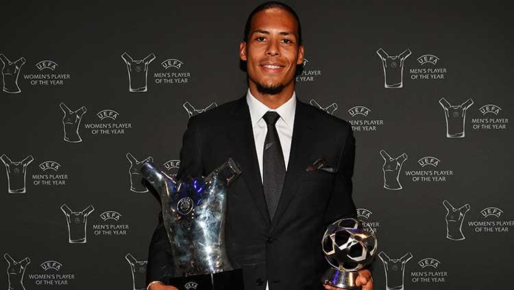 Virgil Van Dijk memegang trofi penghargaan pemain terbaik Eropa versi UEFA tahun 2019. Copyright: Twitter/@ChampionsLeague