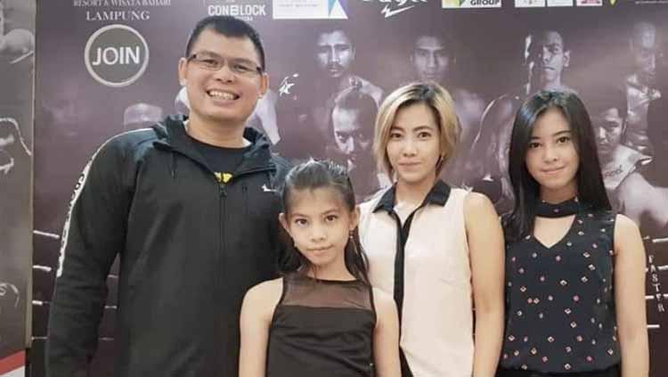 Potret kebersamaan Chris John bersama sang istri, Anna Maria Megawati dan kedua putri cantiknya, Luna dan Rosa. - INDOSPORT
