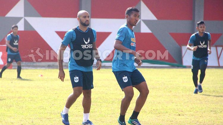 Pemain seleksi M. Tegar Pribadi saat memberi penjagaan kepada pemain PSIS, Claudir Marini Jr.