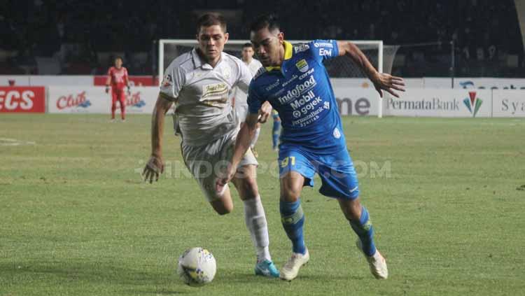 Pemain anyar Persib Omid Nazari berusaha merebut bola dari pemain PSS Sleman. Copyright: Ronald Seger Prabowo/INDOSPORT