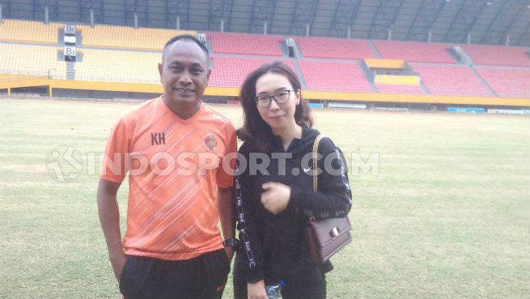 Pelatih Sriwijaya FC, Kas Hartadi dan asisten manajer, Mayumi Itsuwa.