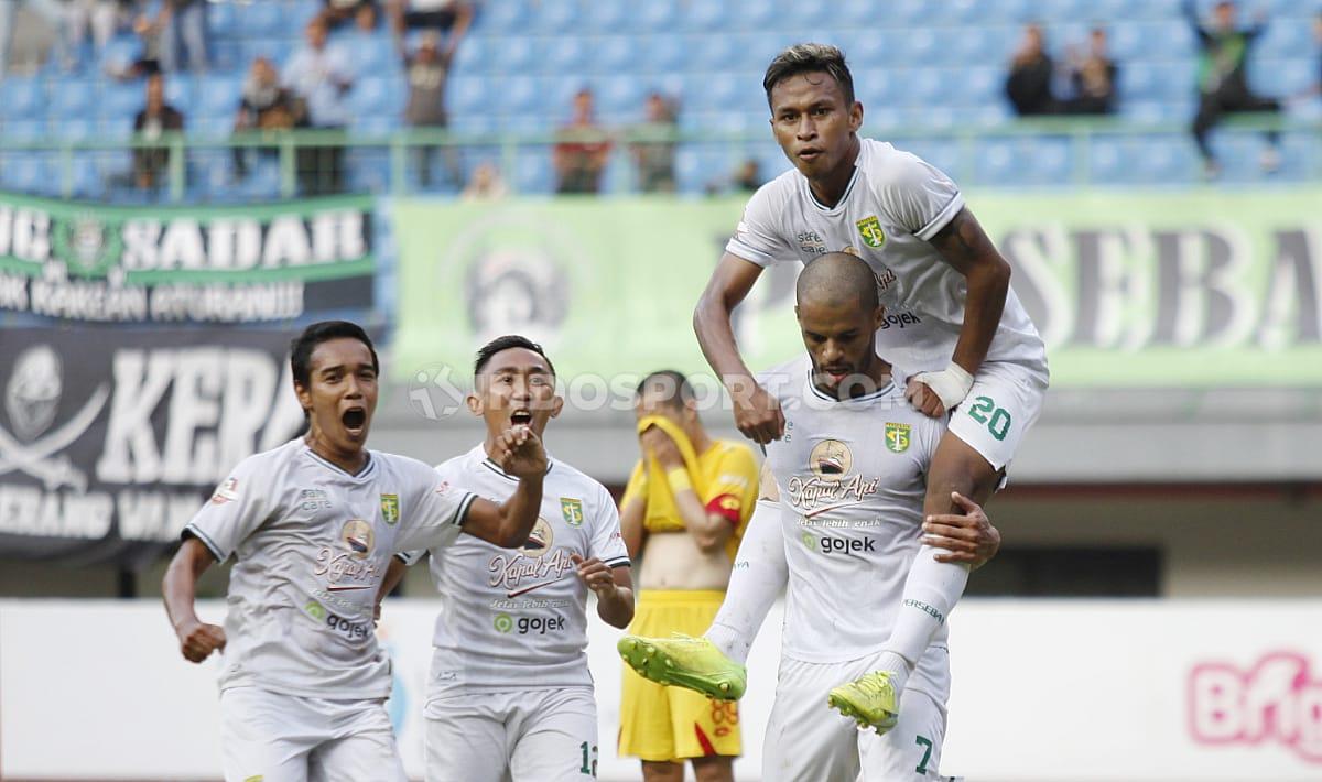 Pemain Persebaya Surabaya merayakan gol yang dicetak David da Silva Copyright: Herry Ibrahim/INDOSPORT