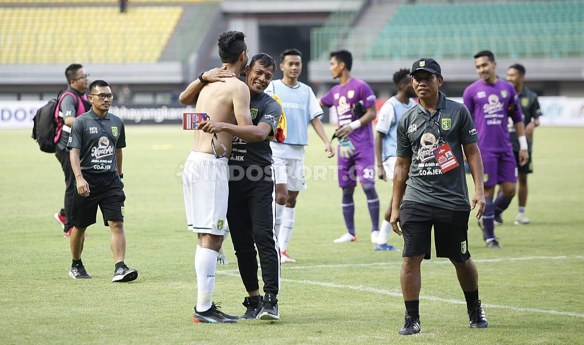 Bejo Sugiantoro memeluk para pemain Persebaya Surabaya yang sukses mengalahkan Bhayangkara FC