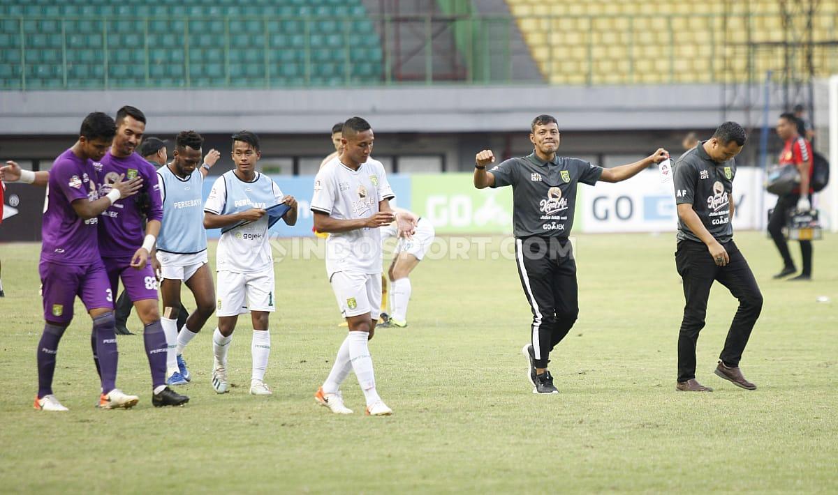 Ekspresi puas Bejo Sugiantoro (kedua kanan) usai Persebaya Surabaya sukses mencuri 3 poin di kandang Bhayangkara FC di Liga 1 2019 lalu. - INDOSPORT