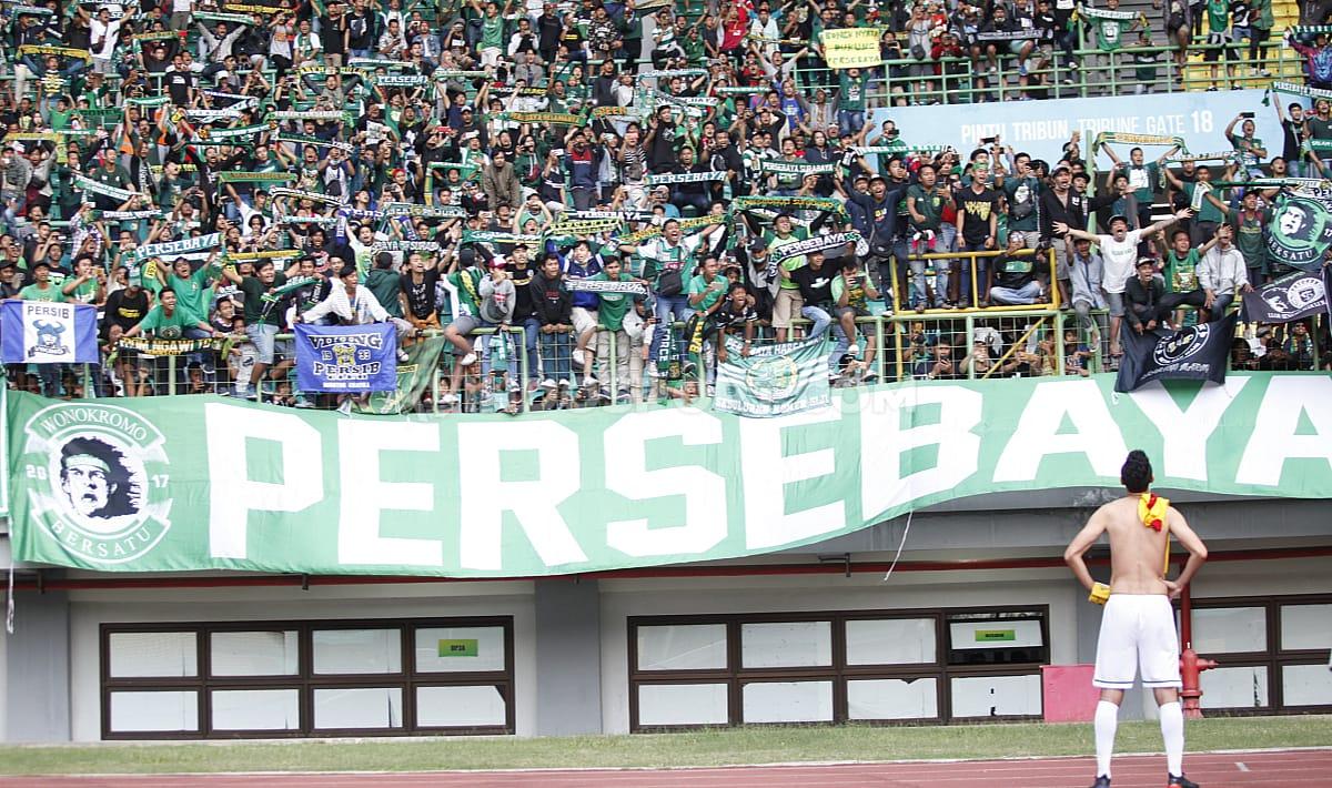 Pemain Persebaya mengucapkan terima kasih ke arah Bonek yang menonton langsung laga kontra Bhayangkara FC