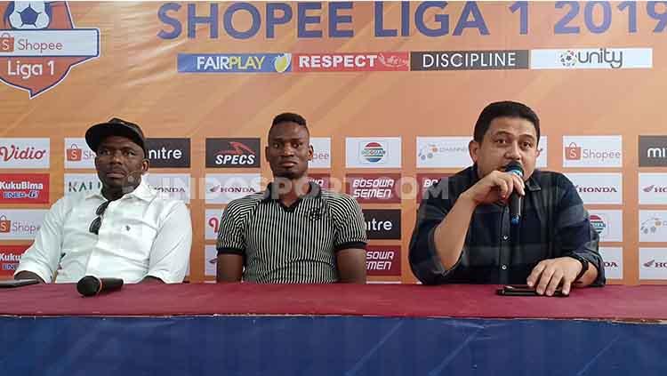 CEO PSM Makassar, Munafri Arifuddin (kanan), memperkenalkan Amido Balde (tengah) yang ditemani agennya Amagou Mathieu (kiri) di Media Center Stadion Andi Mattalatta, Makassar, Sabtu (31/8/19) sore.