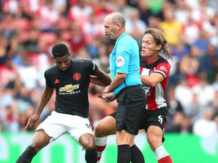 Marcus Rashford dan Jannik Vestergaard saling merebut bola di laga Manchester United vs Southampton, Sabtu (31/8/19) Copyright: Catherine Ivill/GettyImages