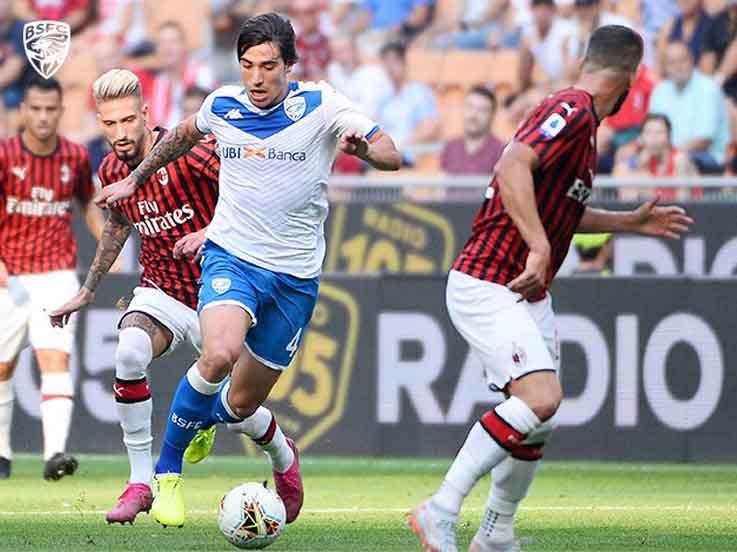 Sandro Tonali berduel dengan pemain lawan pada laga AC Milan vs Brescia di Serie A Italia 2019/2020, Sabtu (31/08/19). Copyright: Twitter/@BresciaOfficial