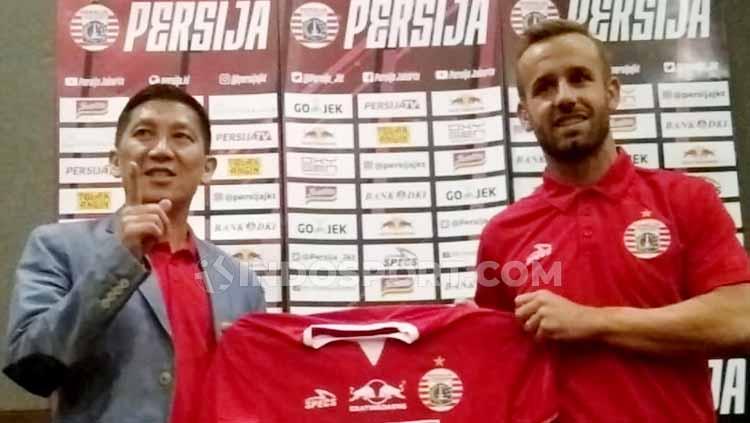 Perkenalan pemain baru Persija Jakarta Joan Tomas Campasol oleh CEO Persija, Ferry Paulus. Copyright: Zainal Hasan/INDOSPORT