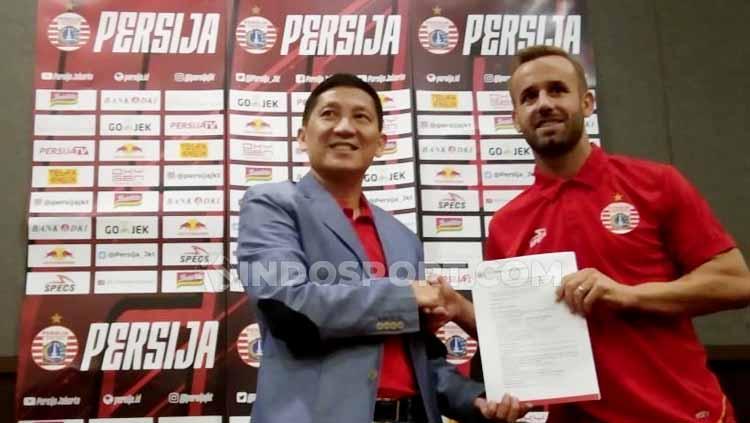 Perkenalan pemain baru Persija Jakarta Joan Tomas Campasol dan Fachrudin Aryanto oleh CEO Persija, Ferry Paulus.