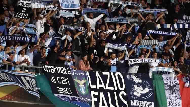 Ultras Lazio saat mendukung tim kesayangannya di Serie A Italia 2019/20.