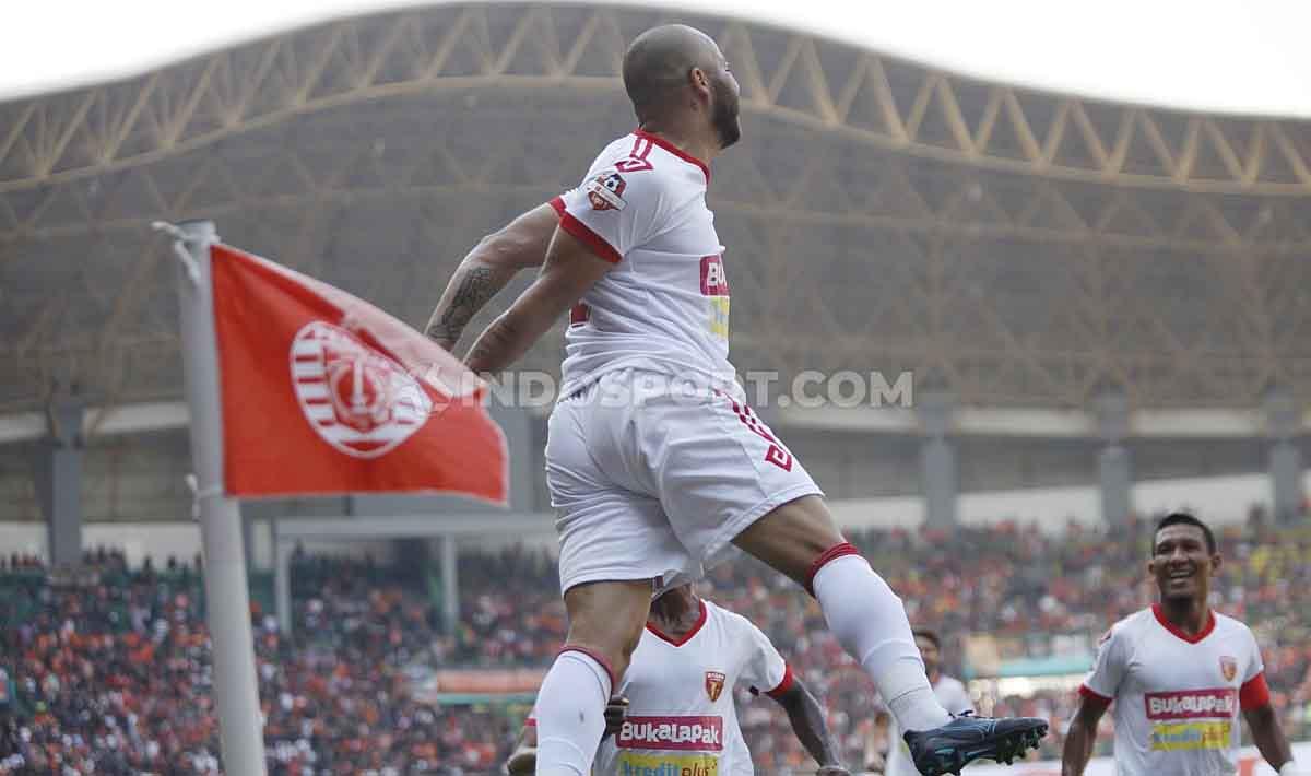 Aksi selebrasi Marquinhos Carioca usai cetak gol ke gawang Persija. Copyright: Herry Ibrahim/INDOSPORT