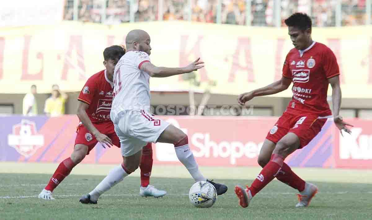 Fachrudin Aryanto berusaha untuk mengamankan bola dari pemain Badak Lampung di Stadion Patriot, Bekasi.