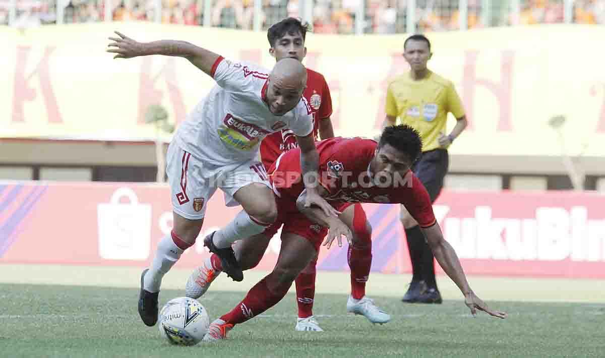 Fachrudin Aryanto duel dengan pemain Badak Lampung di stadion Patriot, Bekasi.